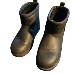 UGG vibram artic grip classic black leather waterproof size 8.5 US